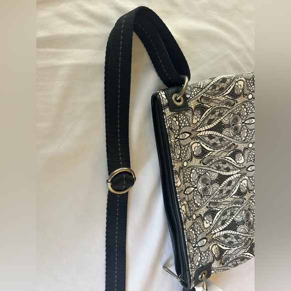 NWT Sakroots Artist Circle Flat Crossbody Black & White Doves Soulful Spirit - Picture 10 of 13